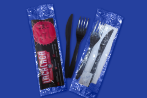 cubiertos lacalaca fondo azul