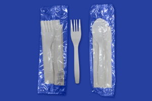 foto cucharas tenedor fondo azul